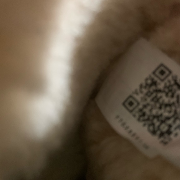 Woman’s Ugg Shearling Boots - Picture 13 of 15